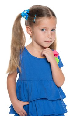 Beyaz karşı düşünceli küçük kız