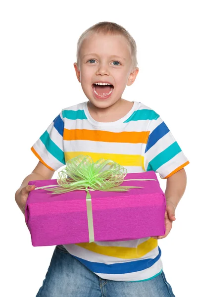 Vidám fiatal fiú egy ajándék doboz — Stock Fotó