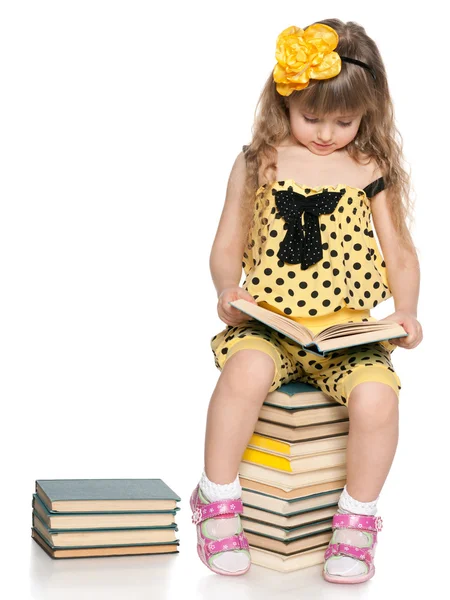 Clever little girl reads — Stock Photo, Image