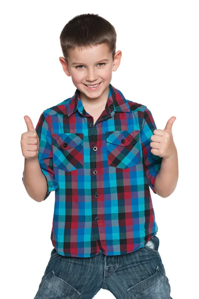 Sonriente joven sostiene sus pulgares hacia arriba —  Fotos de Stock