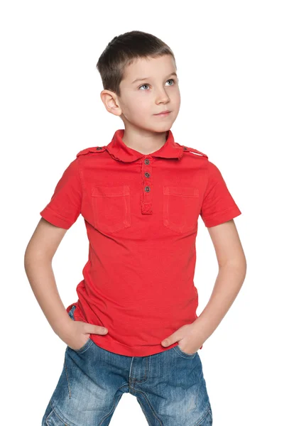 Nadenkend kleine jongen in een rode shirt — Stockfoto