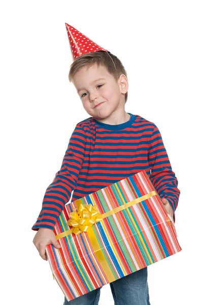 Kleine jongen houdt een doos van de gift — Stockfoto