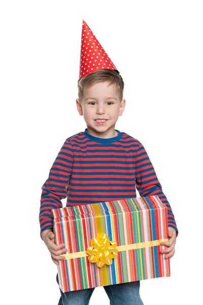 Niño sostiene una caja de regalo — Foto de Stock