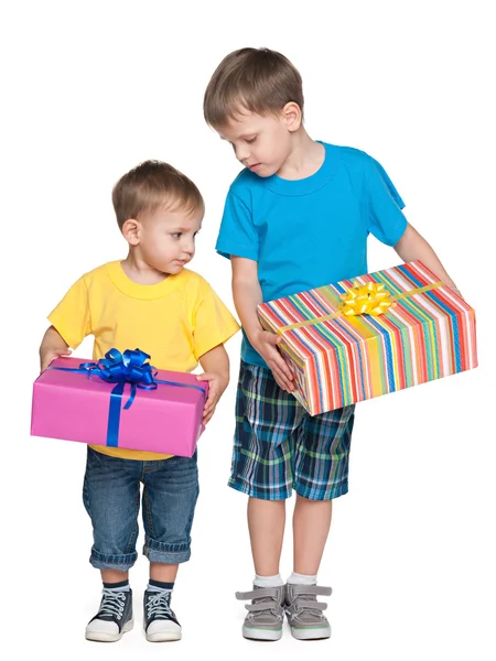 Δύο αγόρια κρατήσει κουτιά δώρου — Φωτογραφία Αρχείου