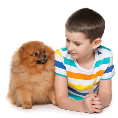 küçük bir köpek olan küçük çocuk