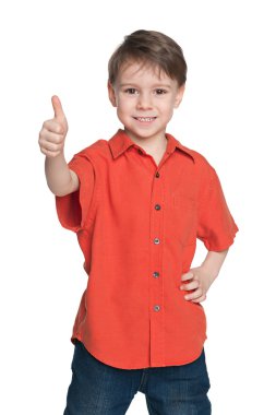 kırmızı gömlekli çocuk baş parmağını havaya