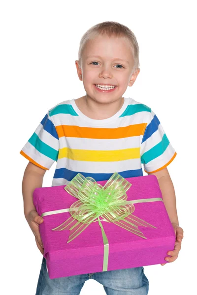 Lachender kleiner Junge mit einer Geschenkbox — Stockfoto