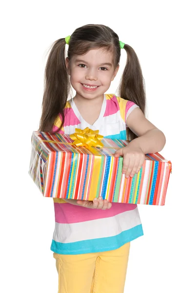 Niña sonriente con una caja de regalo —  Fotos de Stock