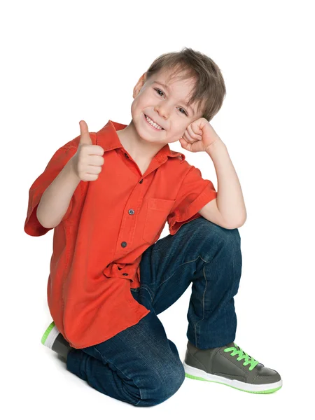 Sorrindo menino da moda com o polegar para cima — Fotografia de Stock