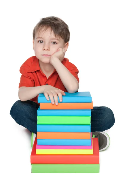 Doordachte jongetje met boeken — Stockfoto