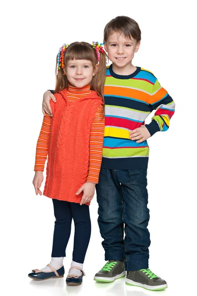 Twee mode lachende kinderen — Stockfoto