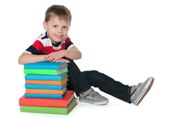 Söt pojke med böcker — Stockfoto