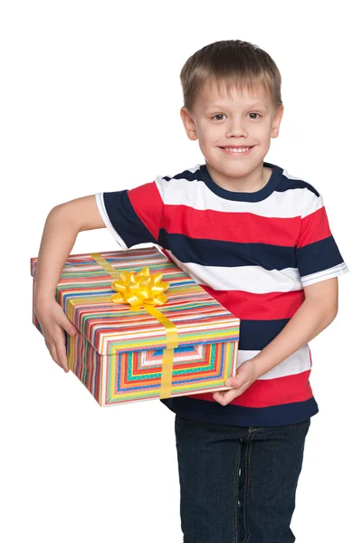 Schattige kleine jongen houdt een doos van de gift — Stockfoto