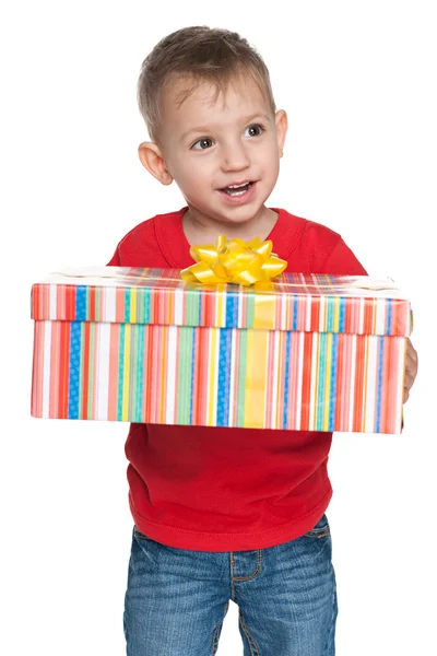 Schattige kleine jongen met een doos van de gift — Stockfoto