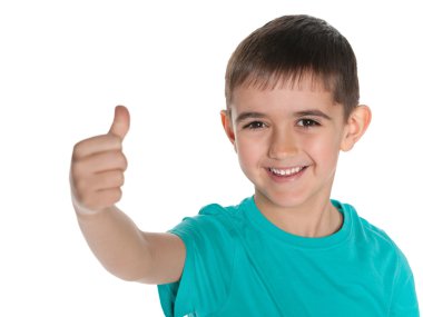 gülen çocuk baş parmağını havaya