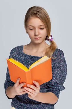 güzel kız kitap okur