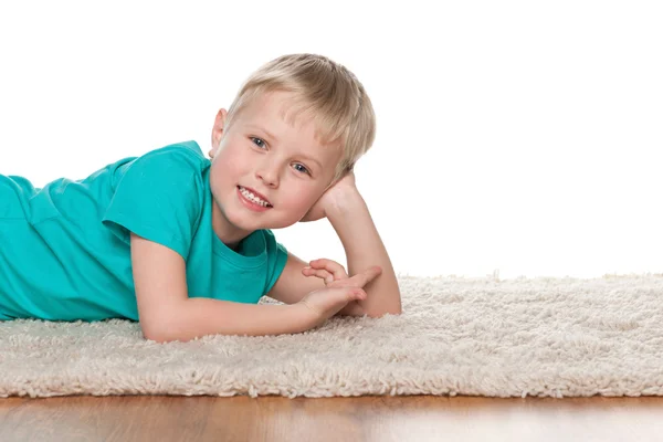 Gelukkig jongetje rusten — Stockfoto