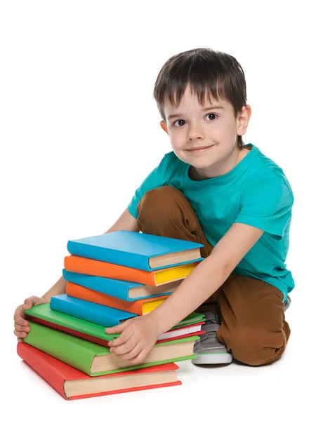 Lachende jongetje met boeken — Stockfoto