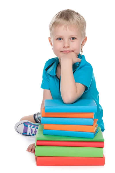 Lächelnder schlauer kleiner Junge mit Büchern — Stockfoto