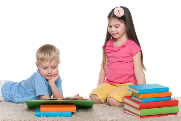 Dvě děti s knihami na podlaze — Stock fotografie