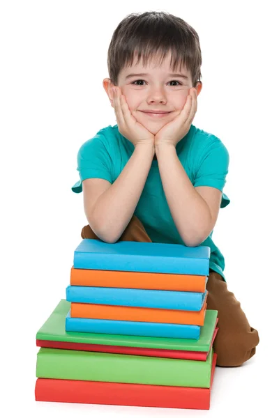 Roztomilý mladý chlapec poblíž knihy — Stock fotografie