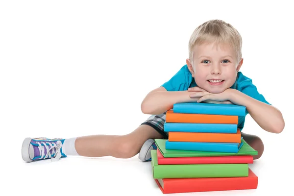 Riendo lindo chico con libros —  Fotos de Stock