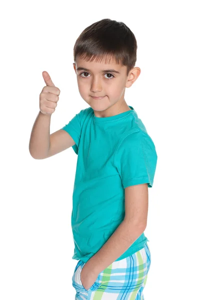 Модный маленький мальчик держит большой палец вверх — стоковое фото