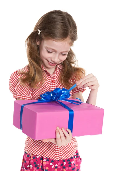 Sevimli küçük kız bir hediye kutusu tutar — Stok fotoğraf