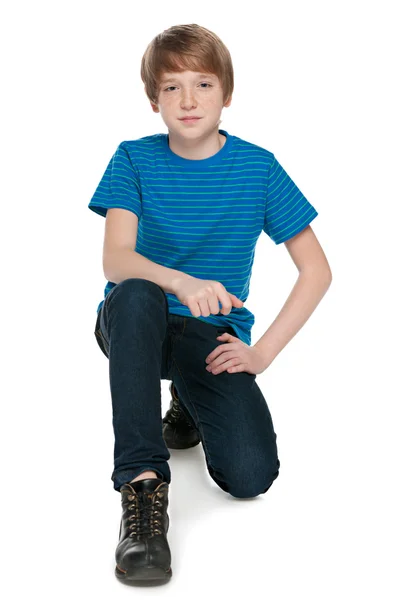 Preteen jongen op de witte achtergrond — Stockfoto