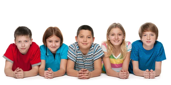 Groep van vijf gelukkige kinderen — Stockfoto