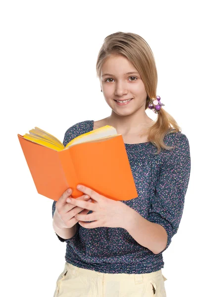 Fröhliches Mädchen liest Buch — Stockfoto