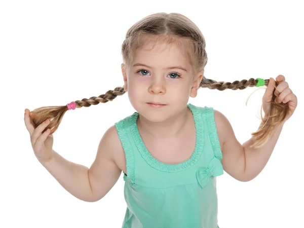 Маленькая девочка играет с хвостами — стоковое фото