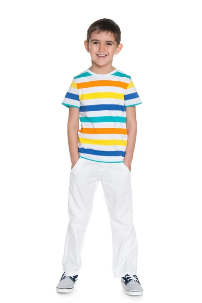 年轻微笑的男孩，在白色的裤子 — 图库照片
