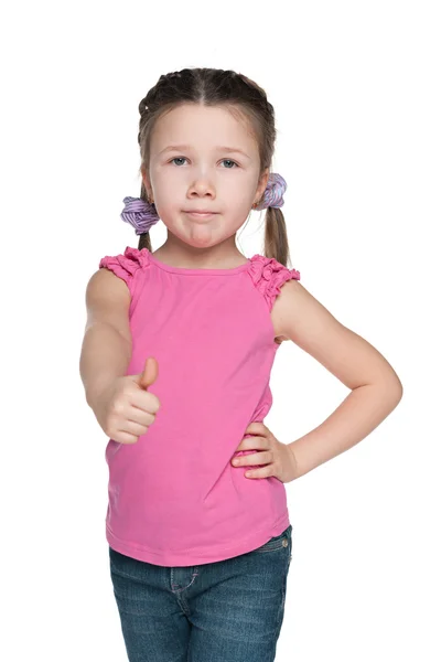 Уверенная маленькая девочка держит большой палец вверх — стоковое фото