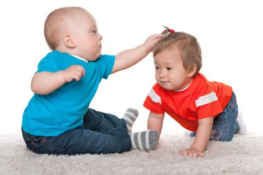 bebekler halı üzerinde oynuyorlar