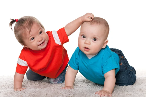 Los bebés juegan en la alfombra — Foto de Stock
