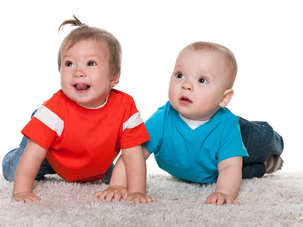 Neugierige Babys auf dem Teppich — Stockfoto