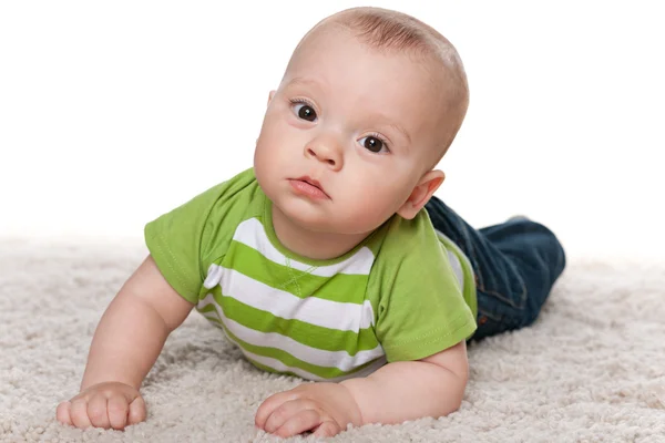 Babyjongen op het tapijt — Stockfoto