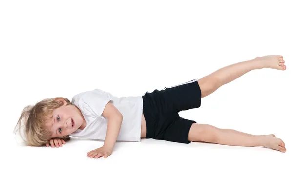 Lindo niño realiza ejercicios de gimnasia — Foto de Stock
