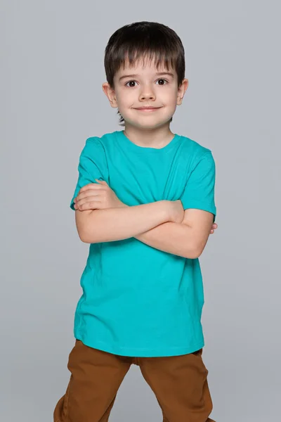 Piccolo ragazzo sorridente con la camicia blu — Foto Stock