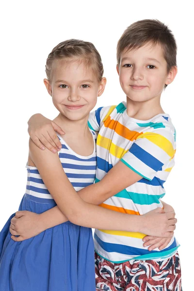 Портрет двух обнимающихся детей — стоковое фото