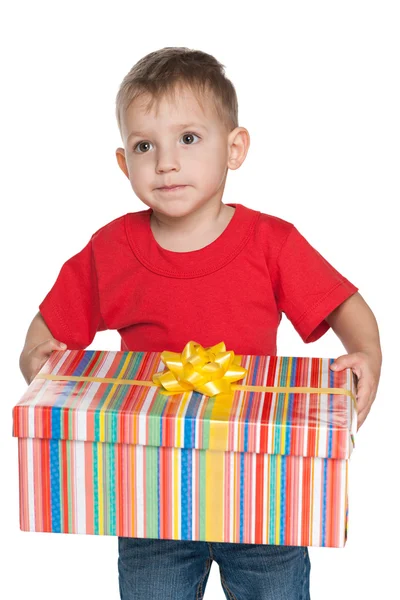 Niño pensativo sostiene una caja de regalo — Foto de Stock