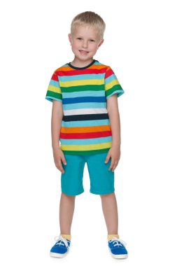 parlak bir gömlek gülümseyen küçük çocuk