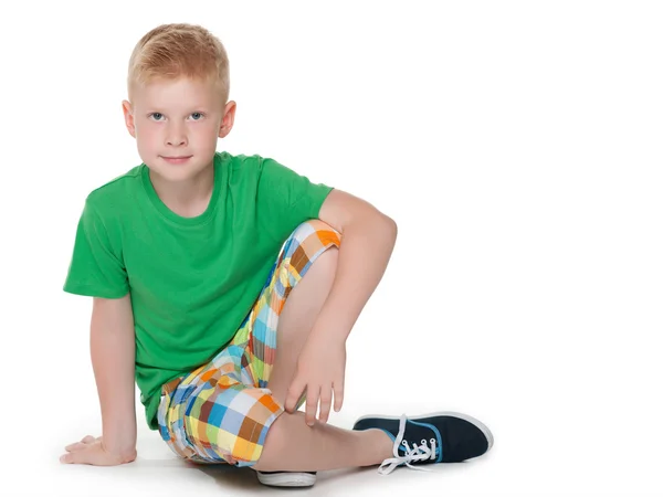 Ragazzino con la camicia verde — Foto Stock