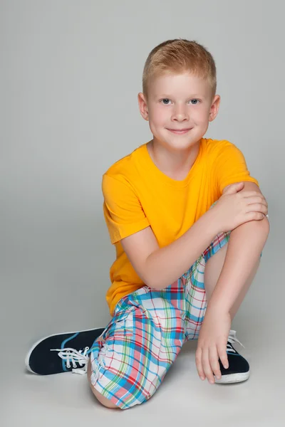 Niño sonriente con la camisa amarilla —  Fotos de Stock