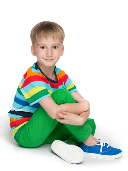 Kleine jongen in de gestreepte shirt — Stockfoto