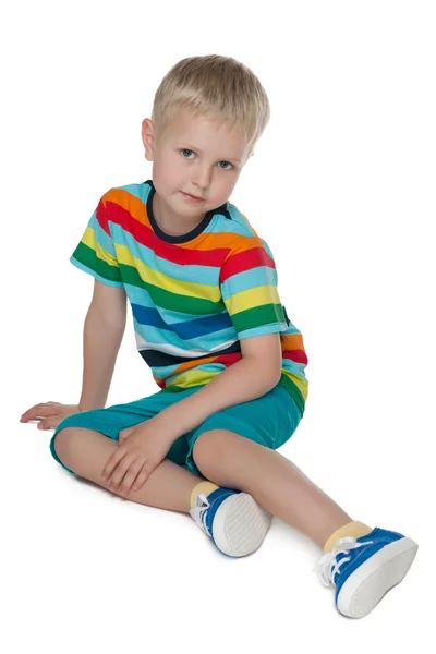 Niño pensativo con la camisa brillante —  Fotos de Stock