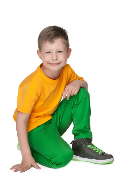 Kleine lachende blonde jongen — Stockfoto