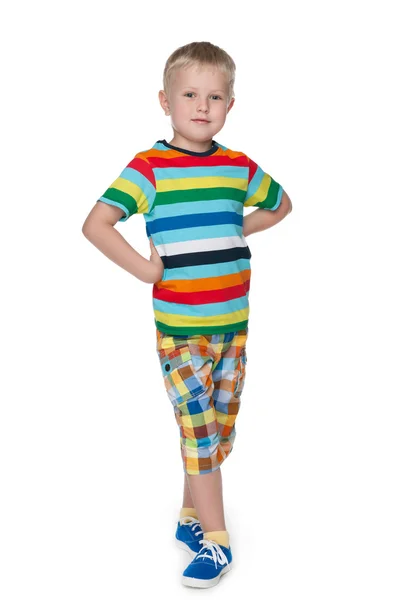 Маленький мальчик в полосатой рубашке — стоковое фото