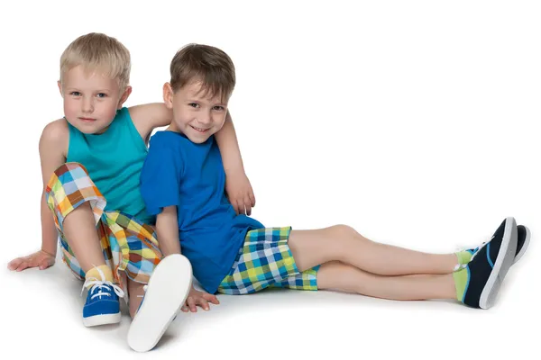 Los niños pequeños se sientan juntos — Foto de Stock